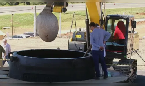 
							Feijoada gigante é servida com ajuda de retroescavadeira  
						
						