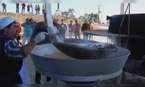Feijoada gigante é servida com ajuda de retroescavadeira  