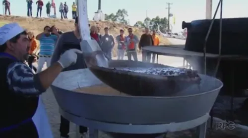 Feijoada gigante é servida com ajuda de retroescavadeira em Prudentópolis, no Paraná (Foto: Reprodução/RPC)