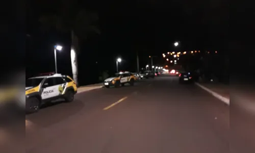 
							PM e GM abordam 43 pessoas e tabacaria e bar sem alvarás são fechados em Apucarana
						
						