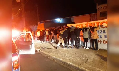 PM e GM abordam 43 pessoas e tabacaria e bar sem alvarás são fechados em Apucarana