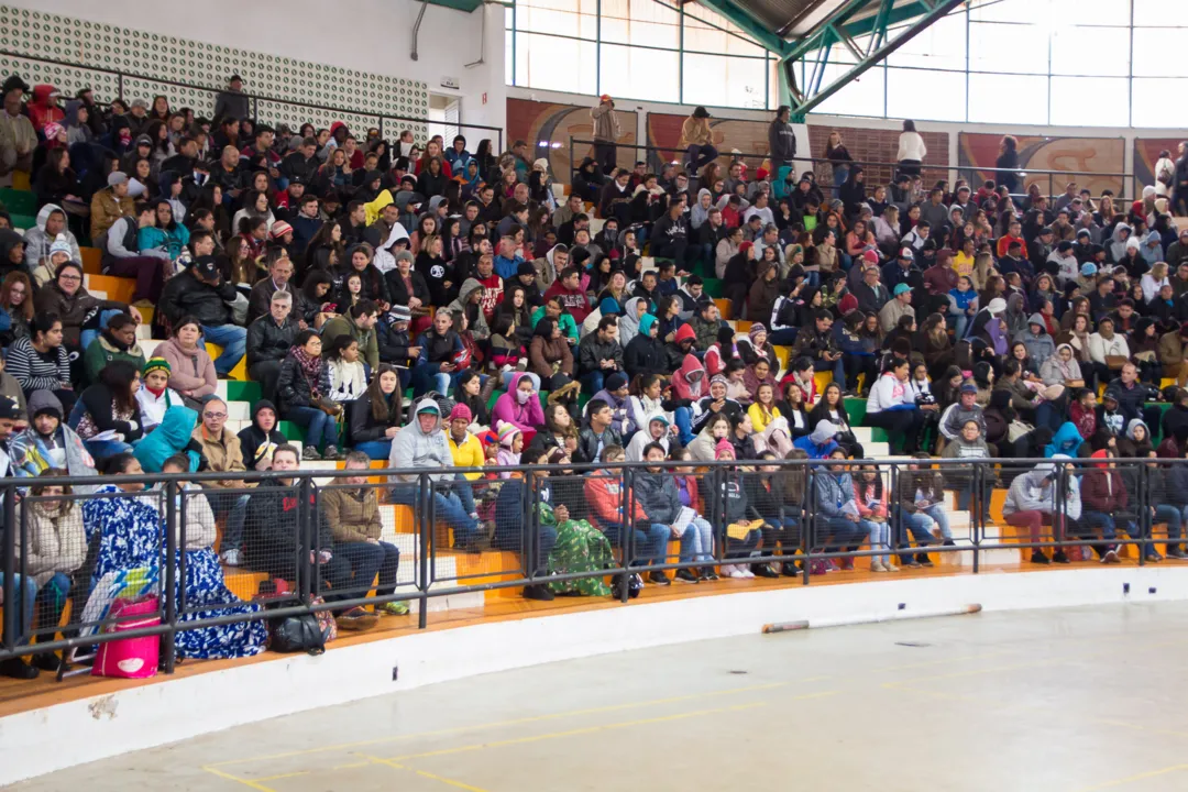 Multidão esteve na última sexta-feira no Ginásio de Esportes de Arapongas para garantir vaga nas seletivas. (Foto - Maicon Sales)
