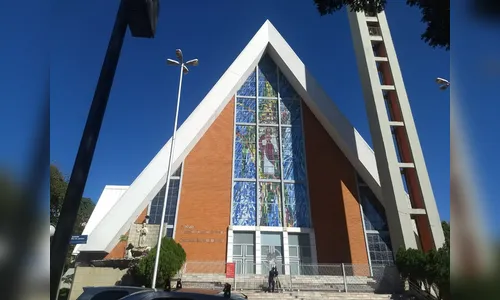 Assaltantes trajando ternos são presos depois de amarrar 12 pessoas e roubar dízimo na Catedral de Londrina