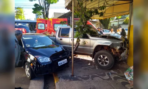 
							Veículo quase invade bar após colisão no centro de Apucarana e mulher fica encarcerada em carro
						
						