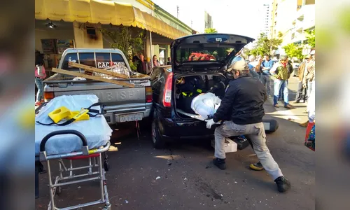 Veículo quase invade bar após colisão no centro de Apucarana e mulher fica encarcerada em carro