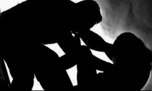 Pai agride filho de sete anos e arrasta criança pendurada na janela de carro