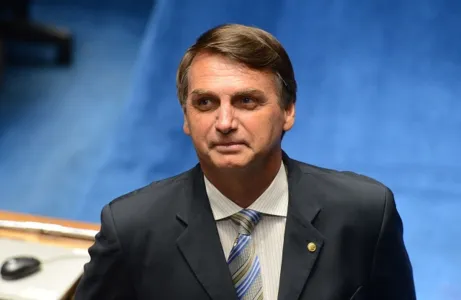 Jair Bolsonaro leva facada durante campanha em Minas Gerais