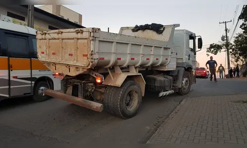   Criança morre após ser atingida por tampa de caminhão-caçamba