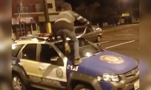 
							Menores são apreendidos pela GM após furto na prefeitura de Arapongas e danos em viatura
						
						