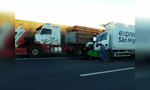 Acidente com dois caminhões deixa motorista ferido em Apucarana