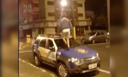 
							Menores são apreendidos pela GM após furto na prefeitura de Arapongas e danos em viatura
						
						