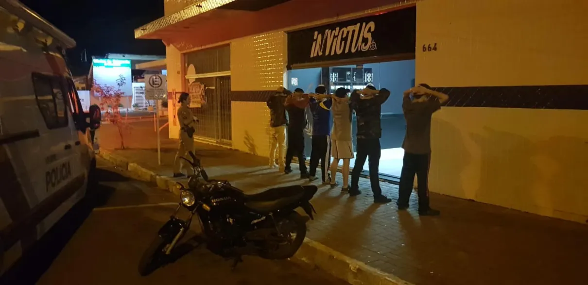 Pessoas foram abordadas em frente à bar de Apucarana. FOTO - PM