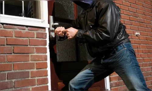 Dona de casa é feita refém durante assalto à luz do dia