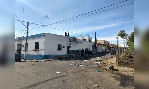   Presos se rebelam e ateiam fogo na cadeia de Ibaiti; duas pessoas são mantidas reféns