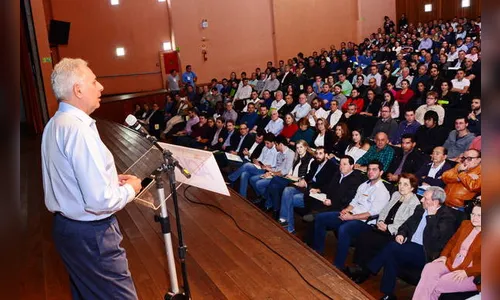 Palestra do jornalista William Waack lota Cine Fênix