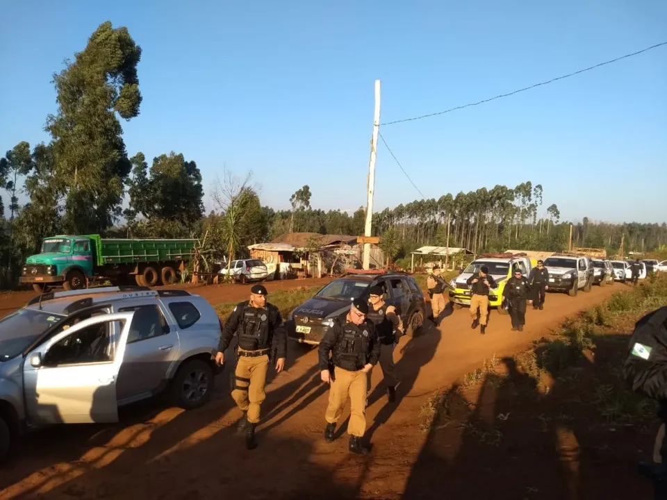 Polícia prendeu 23 pessoas durante operação nesta quinta-feira em acampamentos do MST em Rio Bonito do Iguaçu (Foto: Cícero Bittencourt/RPC)