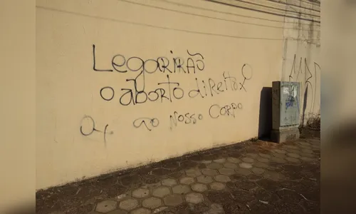 Parede de prédio em Apucarana é pichada com frase a favor da legalização aborto