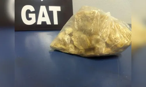 Jovem araponguense é presa com crack que renderia cerca de mil pedras