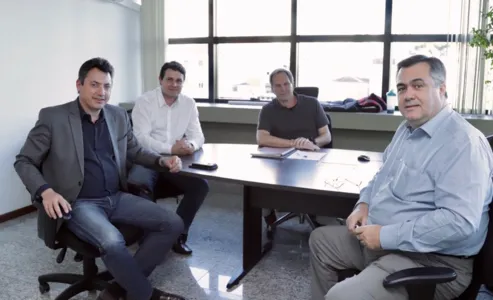 Beto Preto e o seu vice, Junior da Femac, acompanhado do deputado federal, Sérgio Souza, mantiveram audiência com o superintendente do IBAMA, Júlio César Gonchorosky.