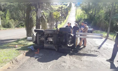 Empilhadeira tomba e deixa trabalhador ferido em Arapongas