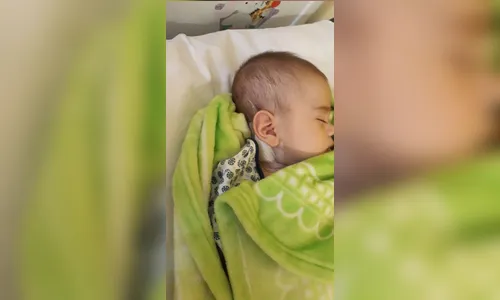 Bazar beneficente arrecada fundos para ajudar bebê com câncer ocular