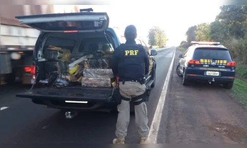 
							Motorista é preso após capotar carro com 385 kg de maconha em Arapongas
						
						