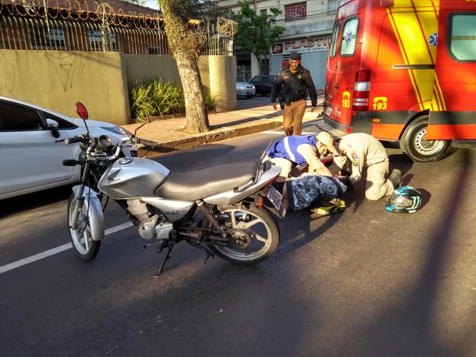 Acidente envolve motos e carro no centro de Apucarana
