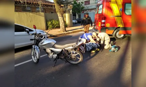Acidente envolve motos e carro no centro de Apucarana