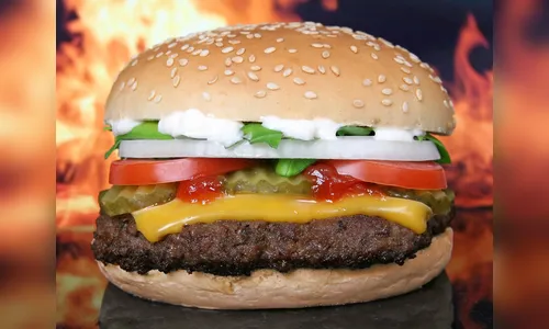 Homem morre engasgado comendo hambúrguer