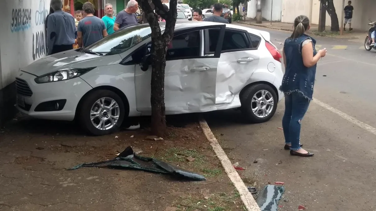 Mulher passa mal ao volante e causa acidente em Apucarana