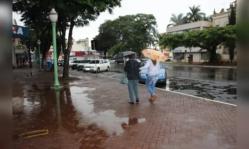 Terça-feira com mais chuva e altas temperaturas, diz Simepar