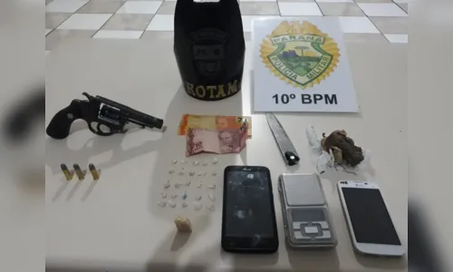 
							PM de Apucarana faz nova ofensiva contra o tráfico, detém 7 pessoas e apreende drogas, armas e munições
						
						