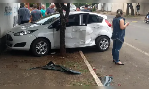 Mulher passa mal ao volante e causa acidente em Apucarana