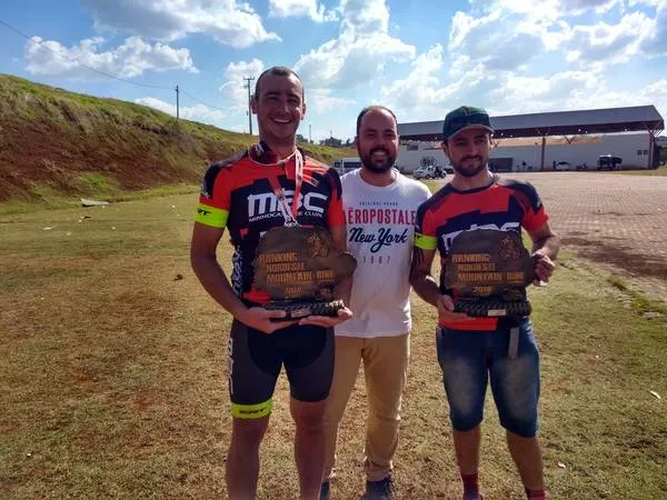 Os atletas Moacir Fuzeti Segundo, Jackson Silva e Aguinaldo Moura Pinto, na quinta etapa do Ranking Noroeste de Mountain Bike |  Foto: Divulgação