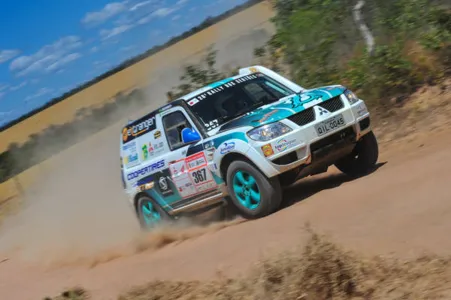 Os apucaranenses Otávio e Allan Enz estão tendo bom desempenho no Rally dos Sertões - Foto: Divulgação