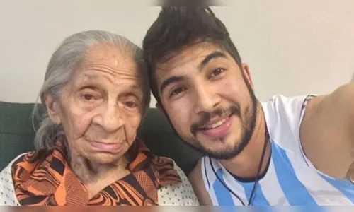 Morre aos 86 anos, a 'Vozinha Adelina', que conquistou a internet ao lado do neto