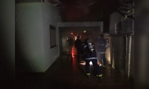 
							Incêndio atinge residência de diretor de escola e polícia investiga se origem é criminosa
						
						