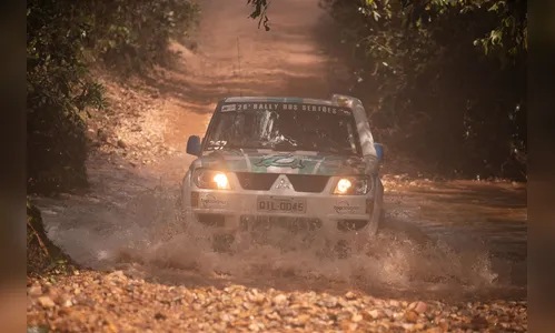 Otávio e Allan Enz revisam o carro para a etapa maratona do Rally dos Sertões 2018