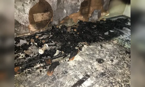 
							Incêndio atinge residência de diretor de escola e polícia investiga se origem é criminosa
						
						