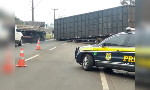Carroceria se desprende de carreta e interdita BR-369