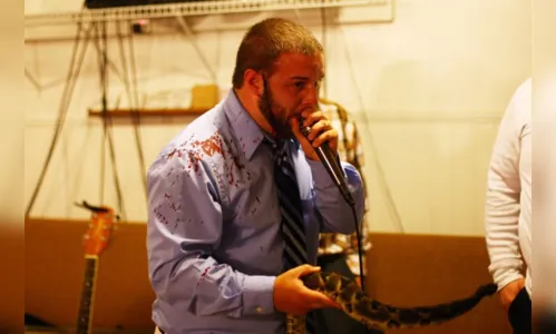 
							Pastor que perdeu o pai após mordida de cobra em culto também é picado por serpente
						
						