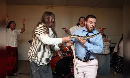 Pastor que perdeu o pai após mordida de cobra em culto também é picado por serpente