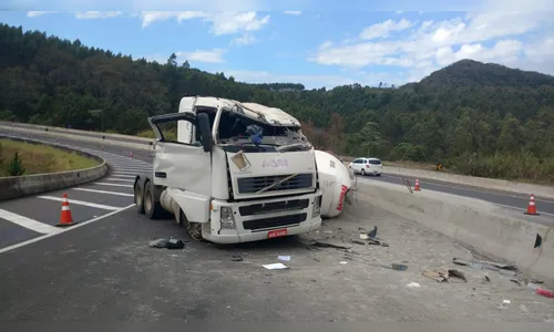 Unidade aeromédica do Samu resgata motorista gravemente ferido em tombamento de caminhão