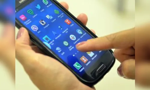 Celular ganha cada vez mais espaço nas escolas, mostra pesquisa