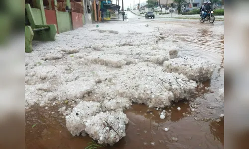 Chuva de granizo deixa cidade do PR sem luz e com várias casas destelhadas