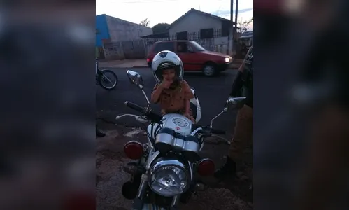 Fã da PM, menino de 6 anos ganha farda mirim da corporação 