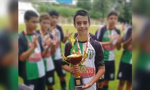 Araponguense é chamado para jogar futebol na Bolívia e faz rifa para pagar a viagem