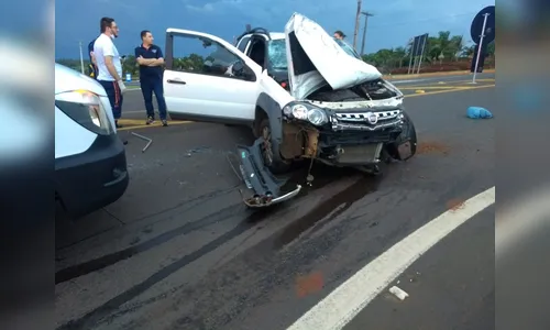 Bandidos capotam veículo furtado no trevo do Pirapó