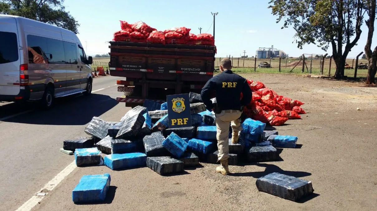 PRF apreendeu 2,1 toneladas de maconha sob carga de cebola no Paraná - Foto: Divulgação - PRF