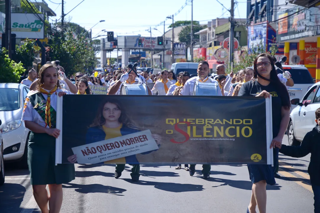 Passeata ‘Quebrando o Silêncio’ leva manifestantes para rua em Apucarana - Fotos: Sérgio Rodrigo